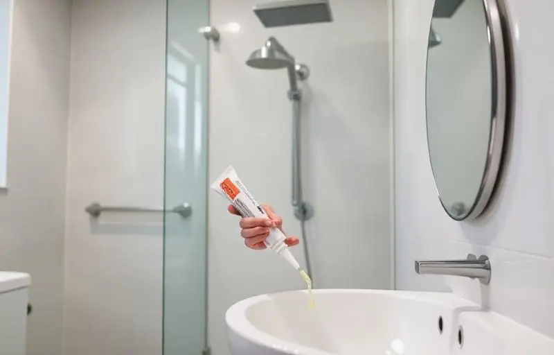 Silikonarbeiten und Fugensanierung: Wann Badezimmer-Fugen erneuert werden müssen